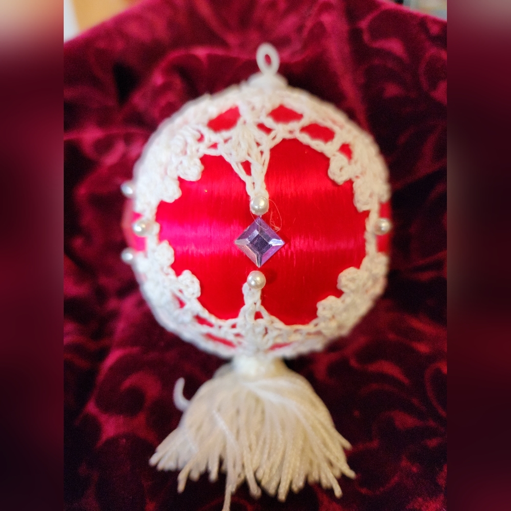 Vintage 60's Handmade Crochet‎ Pin Ornament.